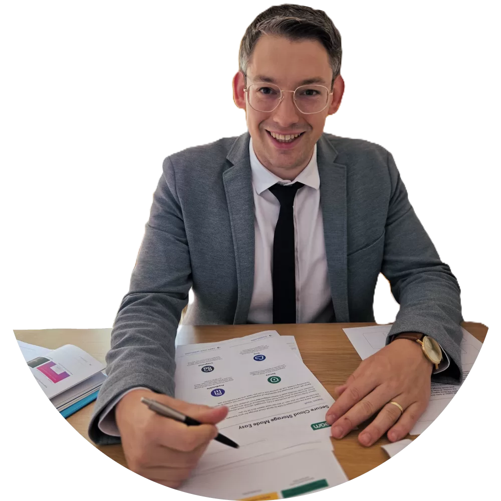 Man in pak geeft uitleg aan klant â€“ lokale IT- en printerhulp in Mol en de Kempen.