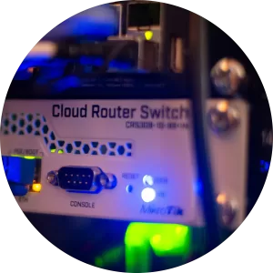 Cloud Router Switch met led-indicatoren, symbool voor geavanceerde netwerkconfiguratie en beheer.