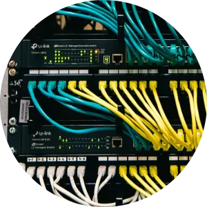 Serverkast met netwerkapparatuur en bekabeling voor performant netwerkbeheer in Mol en de Kempen.